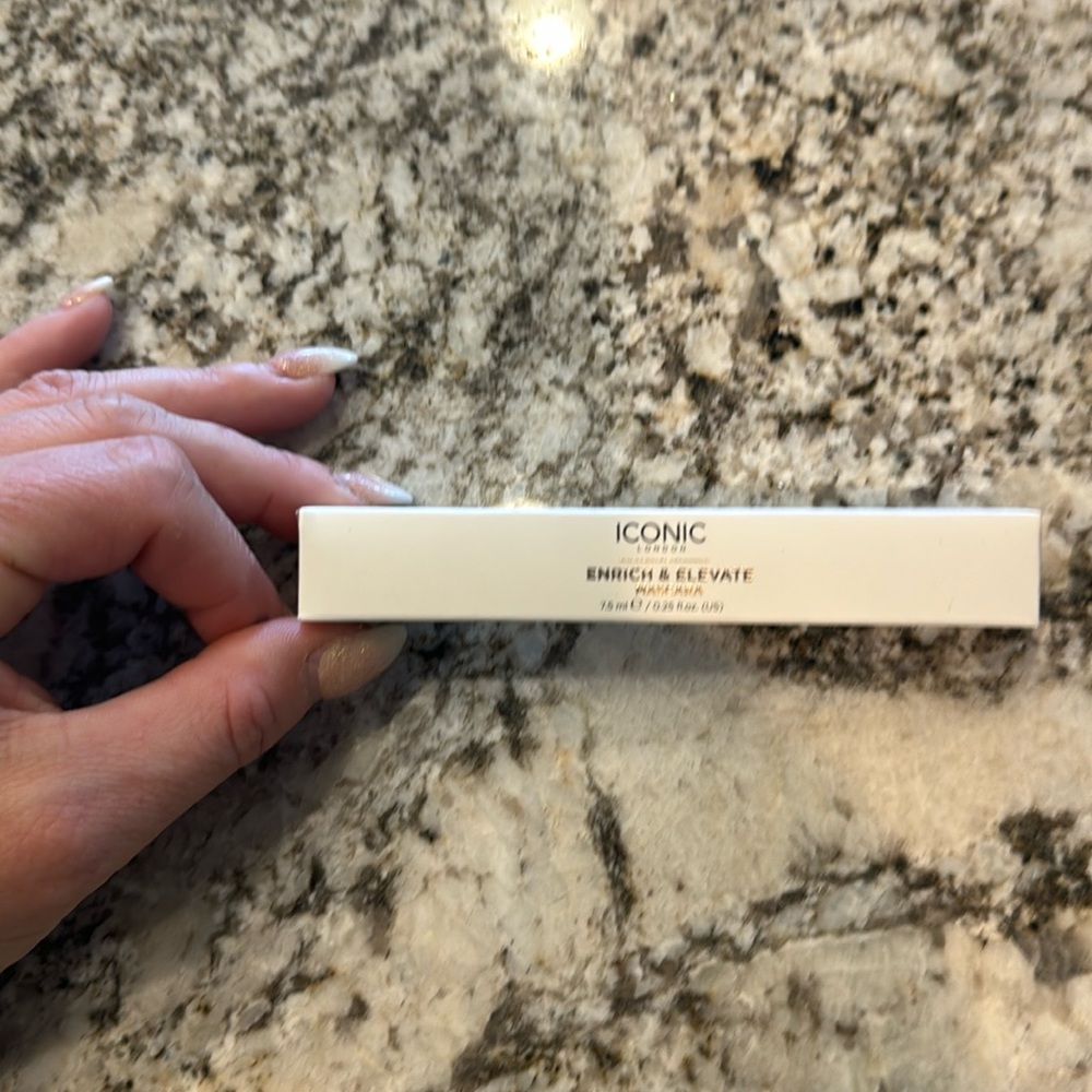 ICONIC enrich and elevate Mascara in black - NIB